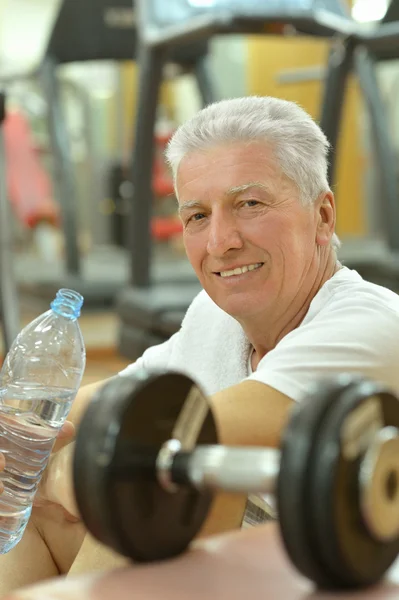 Hombre mayor en un gimnasio . — Foto de Stock