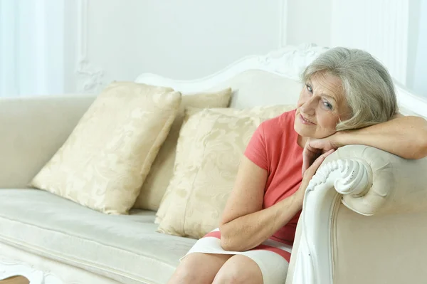 Pmature 女人坐在老式沙发上 — 图库照片