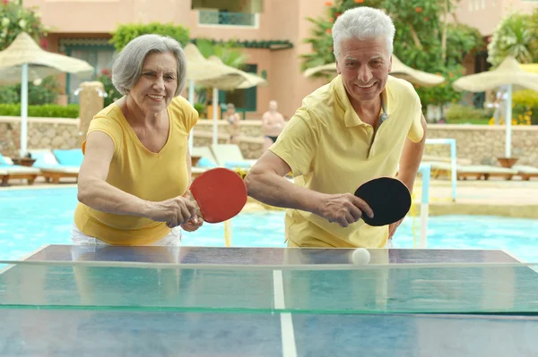 Pareja de ancianos jugando ping pong —  Fotos de Stock