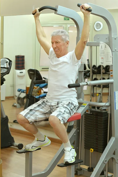 Homme âgé faisant du sport dans une salle de gym — Photo