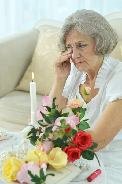 Senior woman crying in the room — Stock Photo, Image