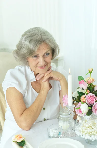 Ältere Frau auf dem Tisch — Stockfoto