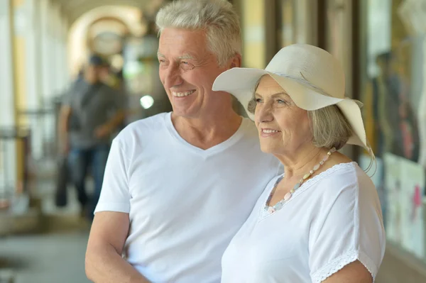 Mature couple walking in town — Stock Photo, Image