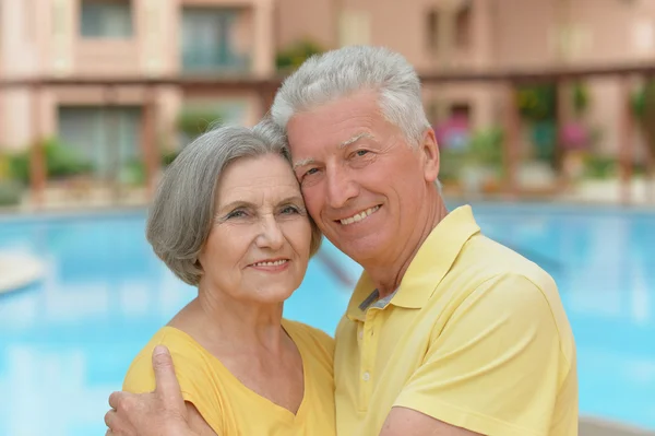 Casal de idosos à beira da piscina — Fotografia de Stock