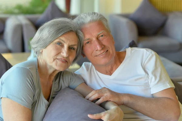 Old couple went to a resort vacation — Stock Photo, Image