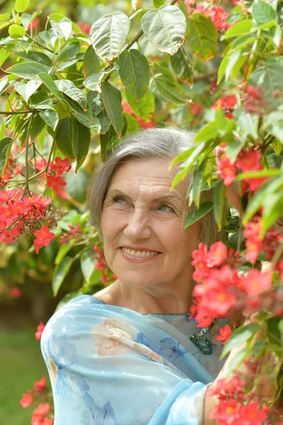 Femme plus âgée avec des fleurs — Photo