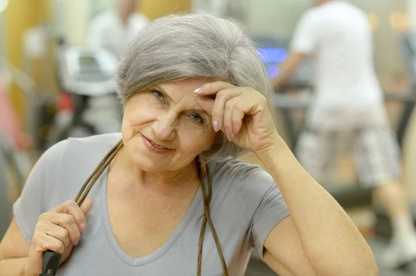 Donna anziana che si esercita in palestra — Foto Stock