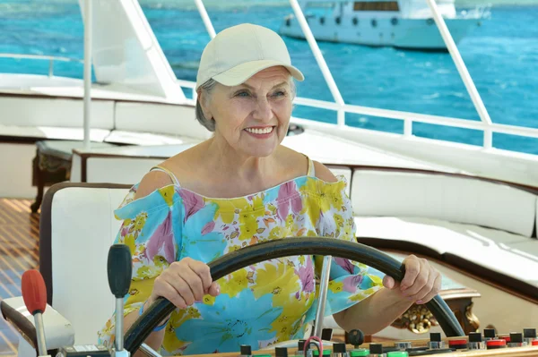 Mujer mayor tener un paseo en un barco —  Fotos de Stock