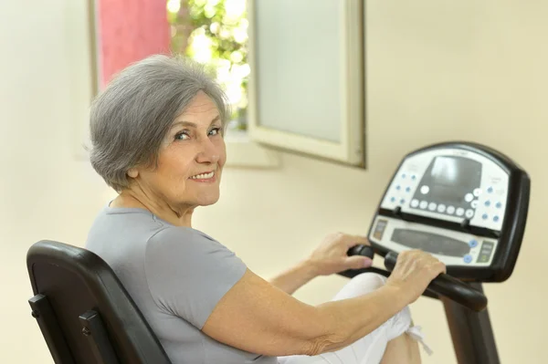 Senior mulher se exercitando no ginásio — Fotografia de Stock