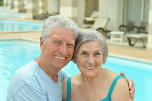 Couple sénior par piscine — Photo