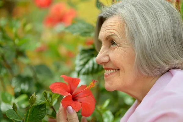 Older woman  with  flowers — Stock Photo, Image