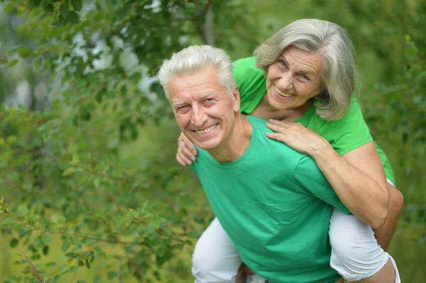 Couple marchant en forêt — Photo