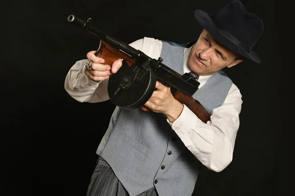 Gangster homem com arma — Fotografia de Stock