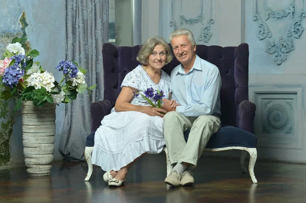 Elderly couple sitting in vintage interior — Stock Photo, Image
