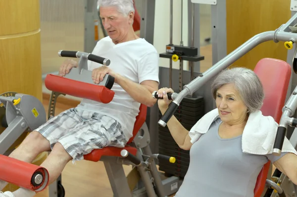 年长的夫妇，在健身房锻炼身体 — 图库照片