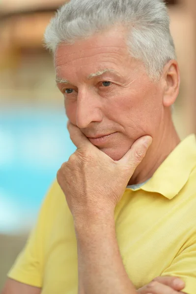 Pensando en un hombre mayor sonriente en el resort — Foto de Stock