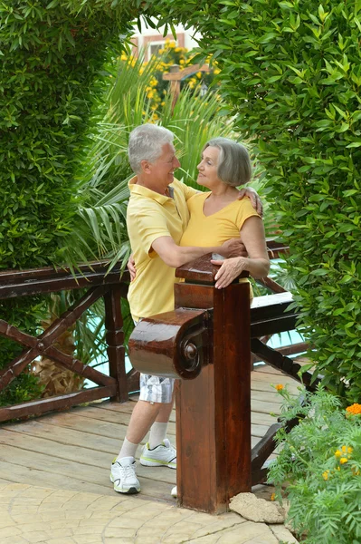 Pareja mayor en el complejo hotelero tropical —  Fotos de Stock