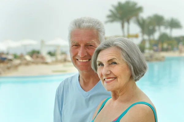 Couple sénior par piscine — Photo