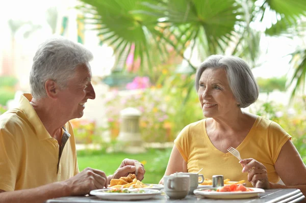 Casal sênior comer fora no resort — Fotografia de Stock