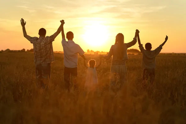 Familj på fältet — Stockfoto