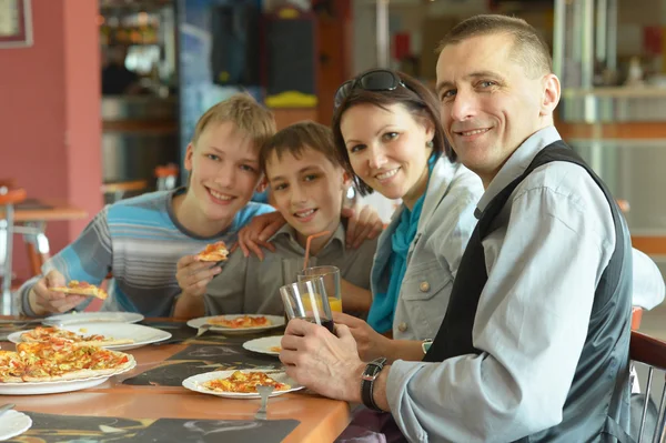 Nette Familie isst Pizza — Stockfoto