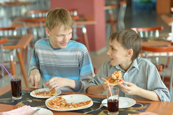 Мальчики едят пиццу — стоковое фото