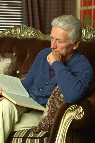 Pensionerad man läsa bok — Stockfoto