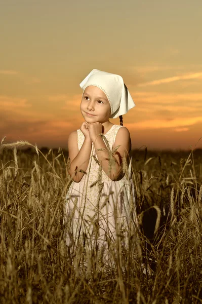 Hübsche Mädchen Bösewicht im Feld — Stockfoto