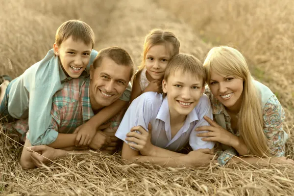 Familjen på fältet — Stockfoto