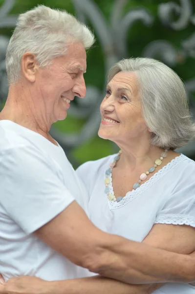 Emekli çift sarılma — Stok fotoğraf