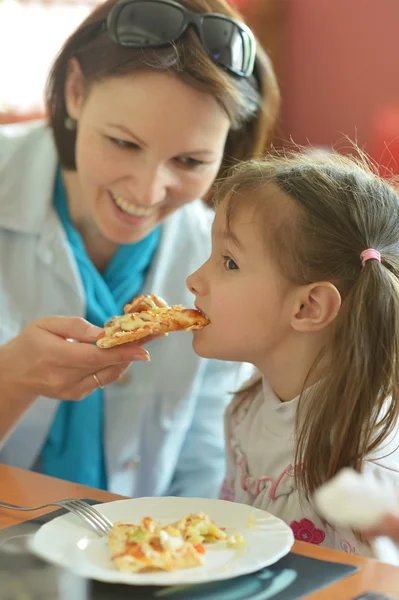 Mãe alimentando filha — Fotografia de Stock