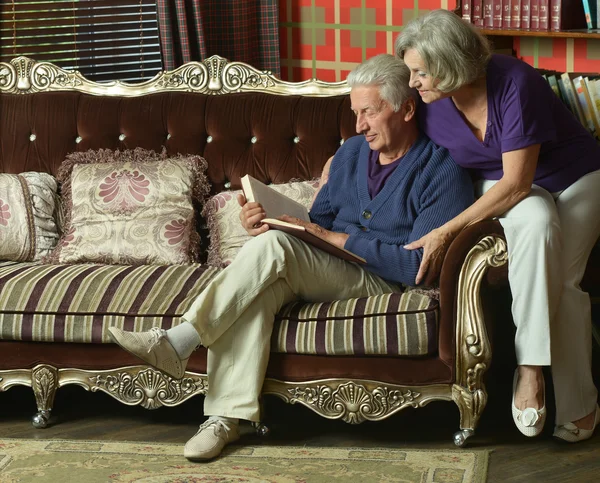 Retired couple reading book — Stock Photo, Image