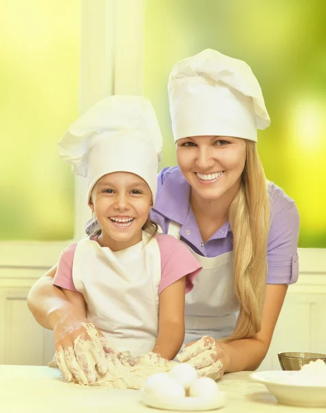 Mãe e filha cozinhar — Fotografia de Stock