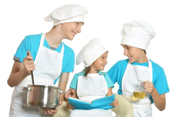 笑逐颜开的孩子们在厨师制服 — 图库照片