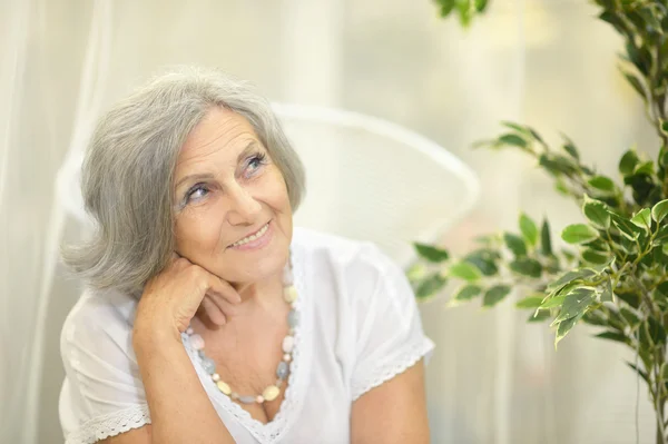 Sorrindo mulher aposentada — Fotografia de Stock