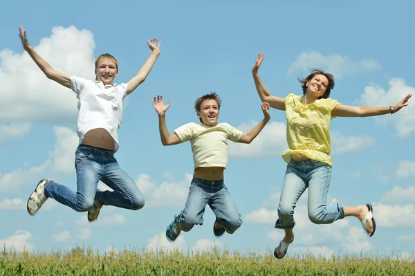 Madre e bambini che saltano — Foto Stock