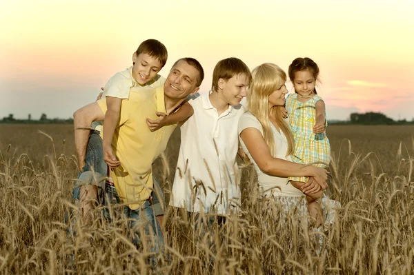 Famille marchant dans le champ — Photo