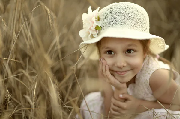 Dreaming girl in fied — Stock Photo, Image