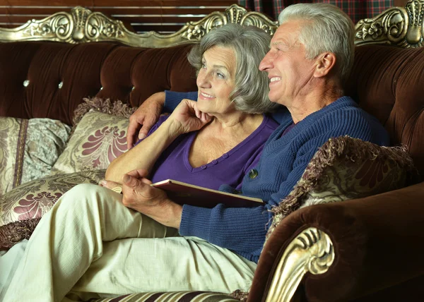 Elderly couple on sofa — Stock Photo, Image