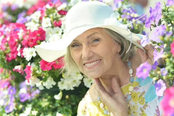 Mujer mayor sonriente — Foto de Stock