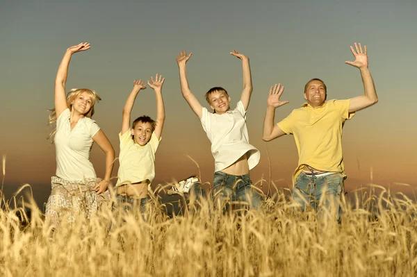 Familie springen — Stockfoto