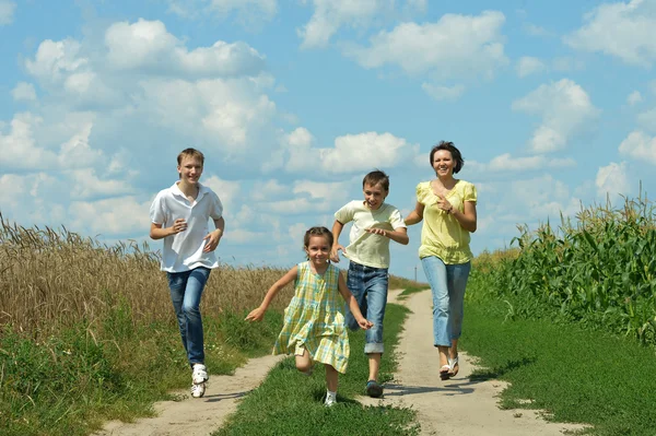 Famiglia in esecuzione — Foto Stock