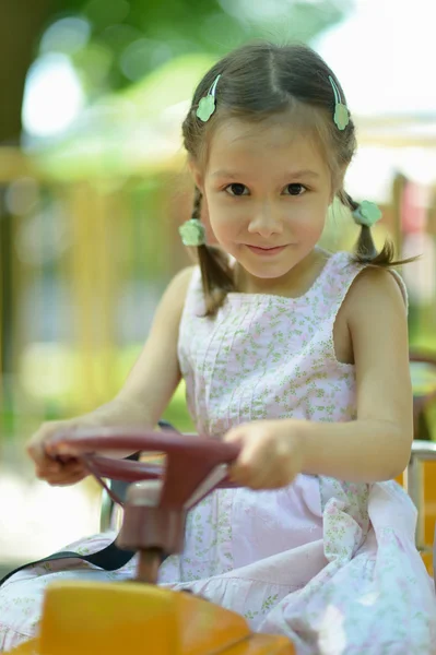 Ritratto di bambina nel parco giochi — Foto Stock