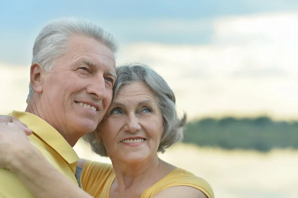 Oudere paar omarmen buiten — Stockfoto