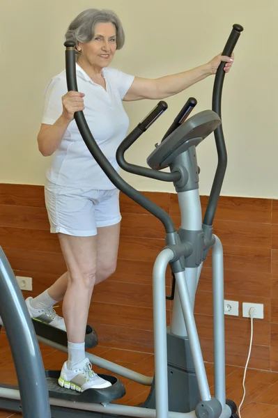 Femme âgée faisant de l'exercice au gymnase — Photo