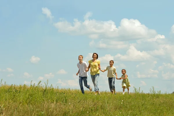 Семья веселится на открытом воздухе — стоковое фото