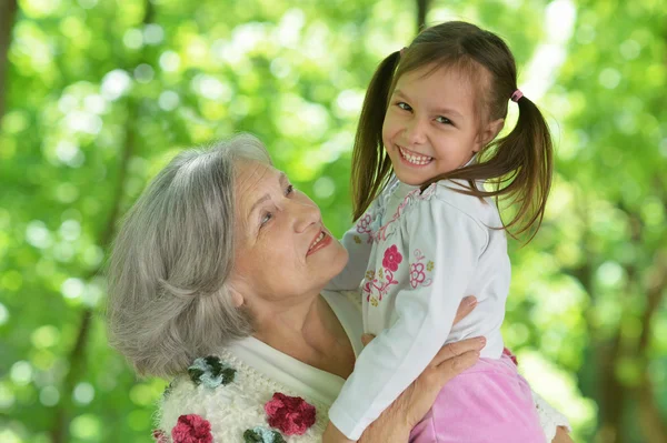 Babička se svou vnučkou na procházku — Stock fotografie