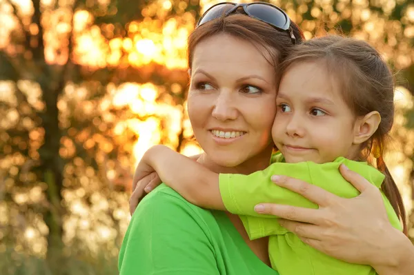 Mor och hennes dotter utomhus — Stockfoto