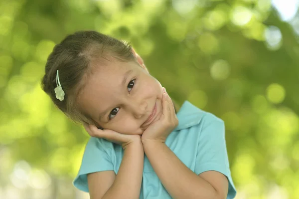 Маленькая девочка позирует на открытом воздухе летом — стоковое фото