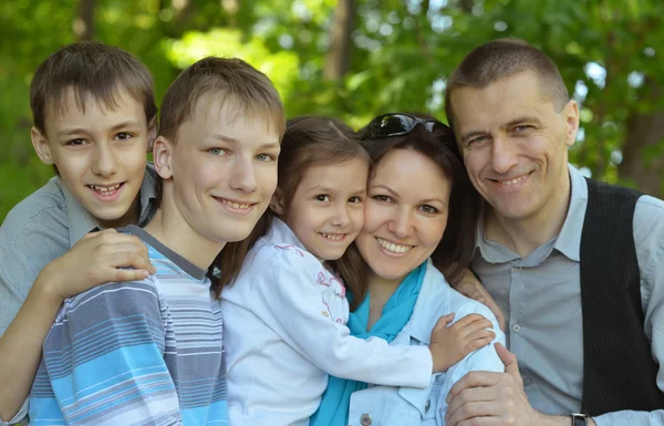 Portret van vriendelijke familie buiten — Stockfoto